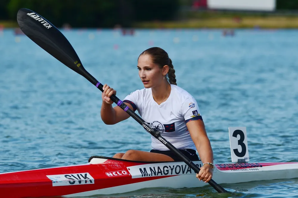 Marianna Nagyová v kajaku so slovenskou vlajkou na lodi